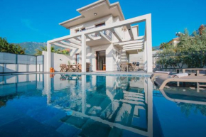 Sheltered villa with pool and jacuzzi